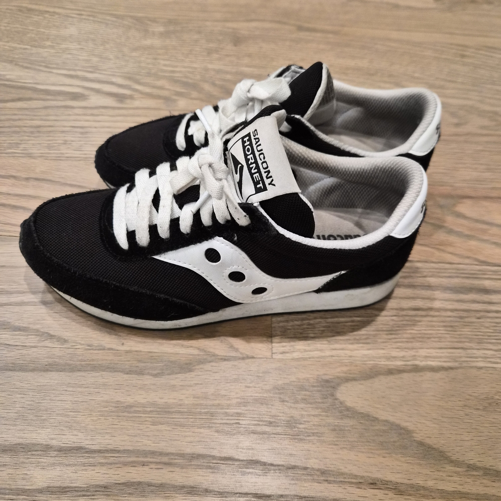 Saucony Womens Classic Black and White Sneakers Size 6